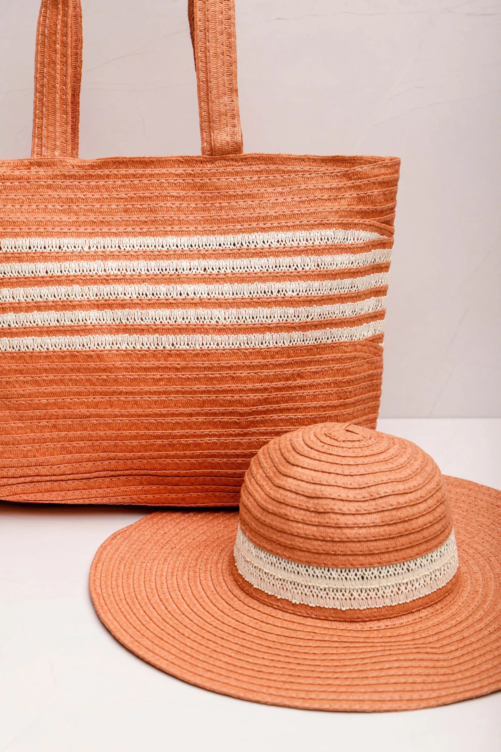 Conjunto Chapéu e Bolsa Detalhe Listras CARAMELO