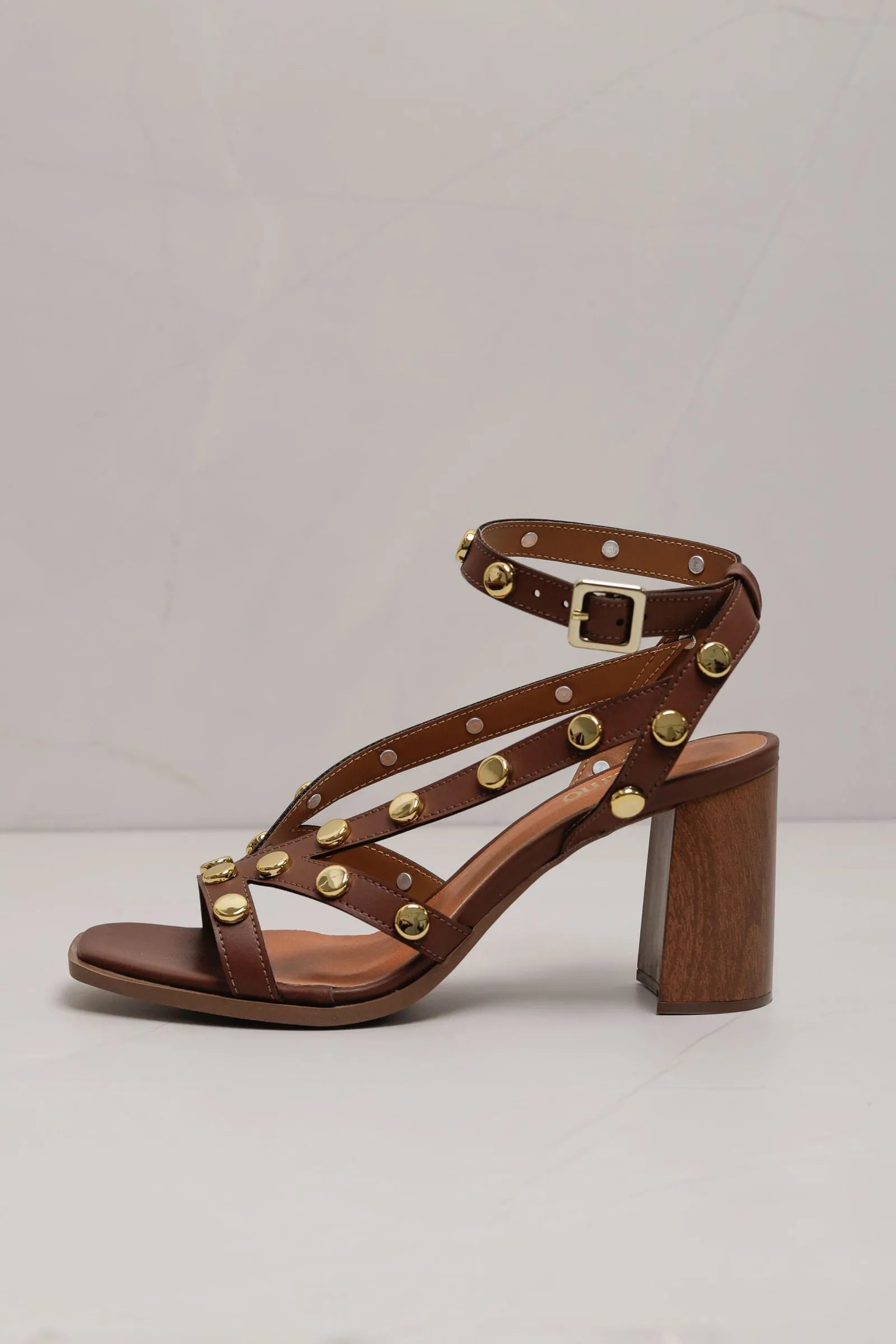 Sandália Salto com Tachas MARROM