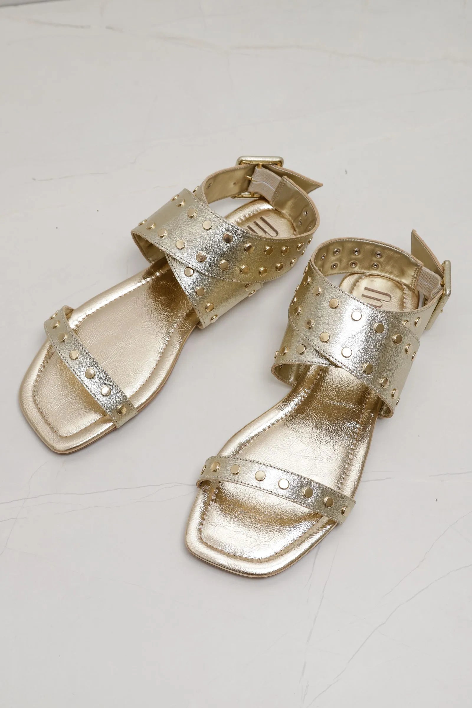 Sandália Rasteira Tiras Cruzadas Rebites DOURADO