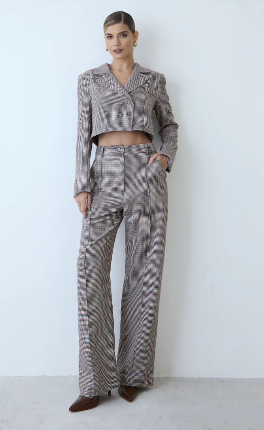 CALCA RETA COM FRISO FRONTAL BOLSO COSTAS