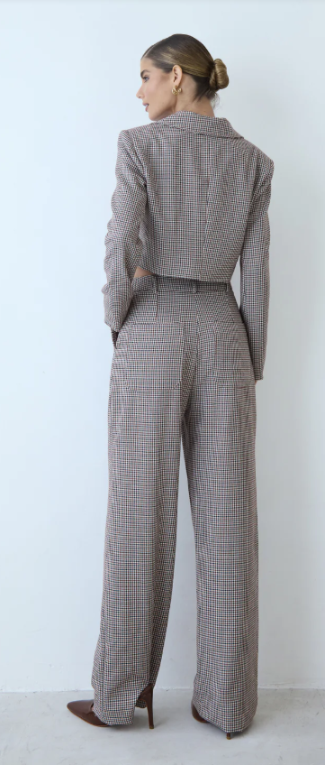 CALCA RETA COM FRISO FRONTAL BOLSO COSTAS