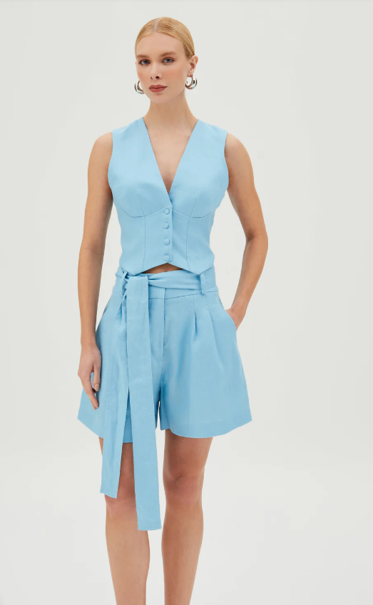 SHORTS CINTURA ALTA COM PREGAS FRONTAIS E FAIXA AMARRACAO