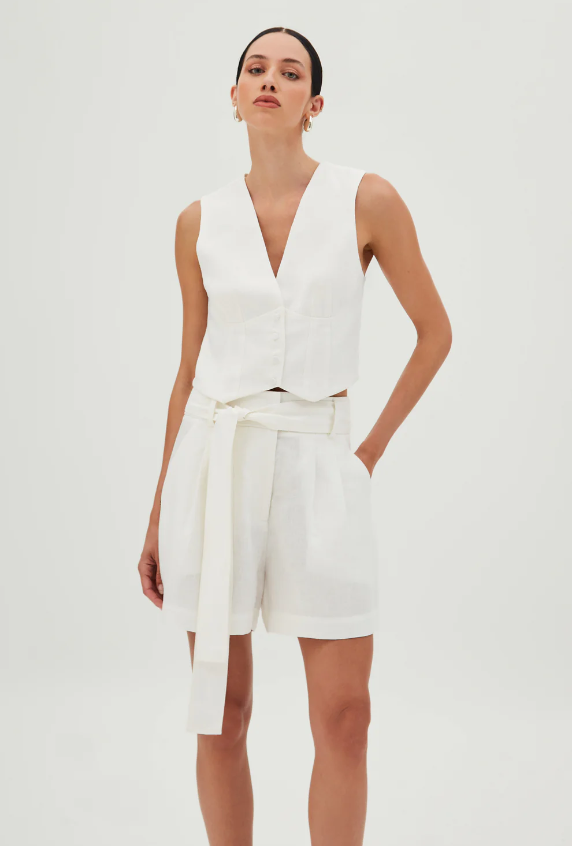 SHORTS CINTURA ALTA COM PREGAS FRONTAIS E FAIXA AMARRACAO