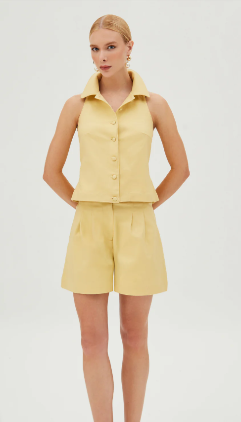 SHORTS CINTURA ALTA COM PREGAS FRONTAL AMARELO MANTEIGA