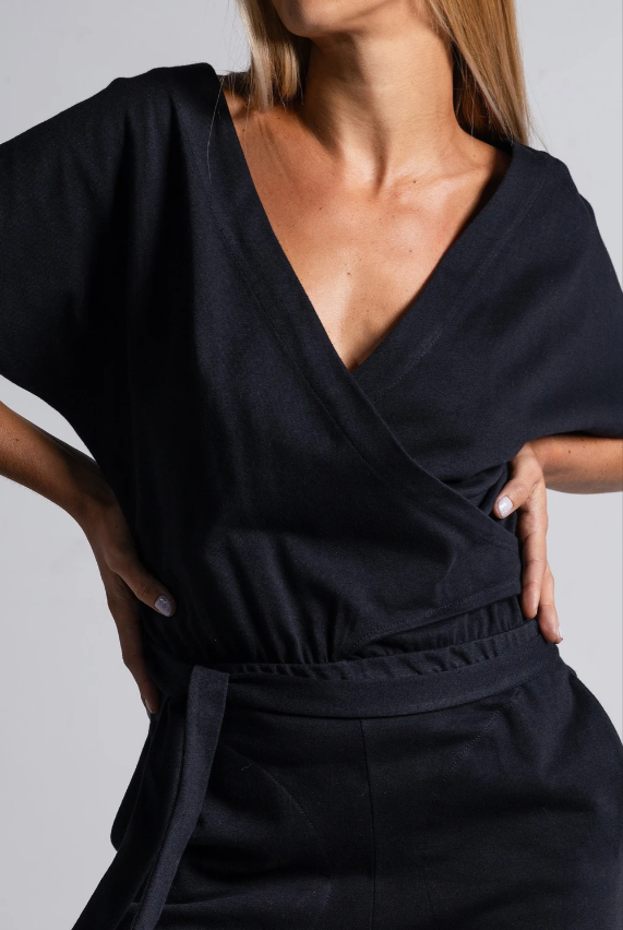 Macacão de malha com decote