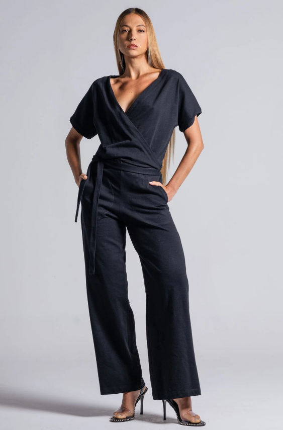 Macacão de malha com decote