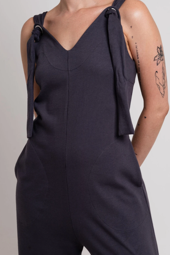 Macacão de Malha Decote V