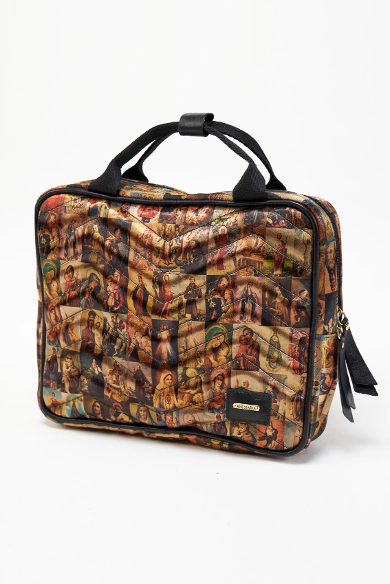 Bolsa modelo mochila Santinho com brilho