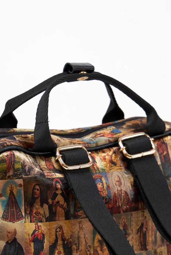 Bolsa modelo mochila Santinho com brilho