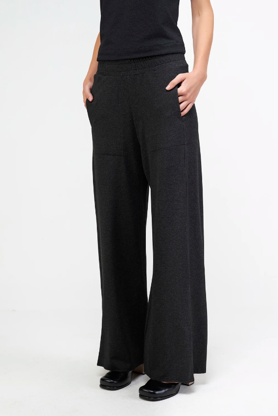 Calça pantalona moletim recorte barra