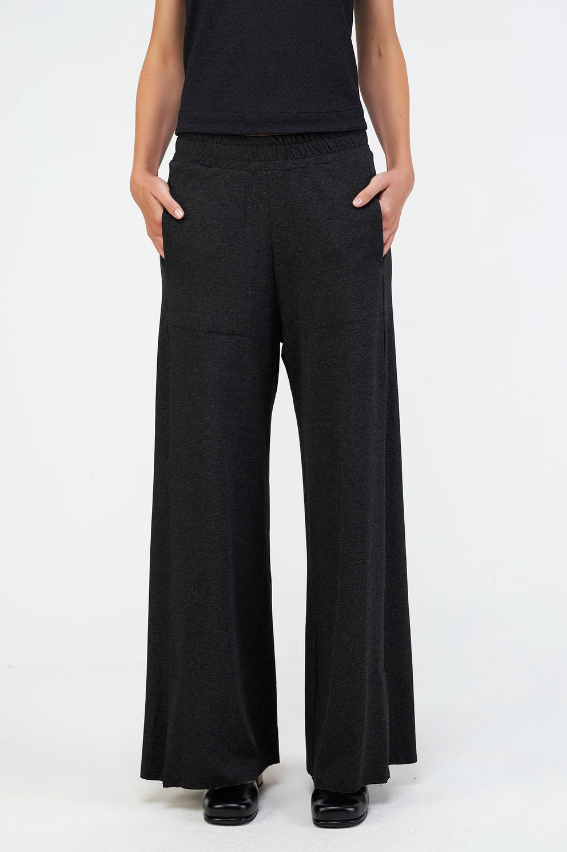 Calça pantalona moletim recorte barra