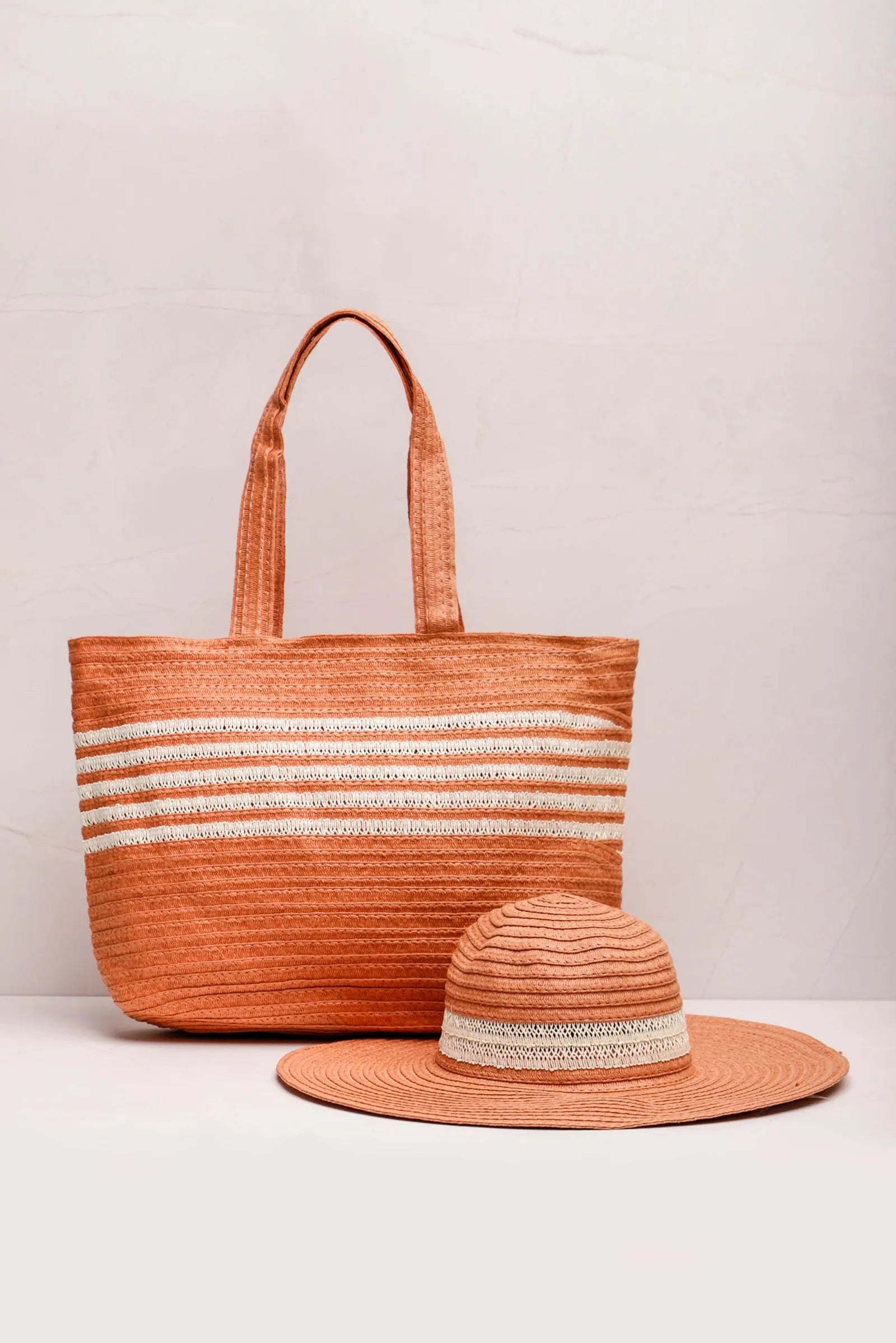 Conjunto Chapéu e Bolsa Detalhe Listras CARAMELO