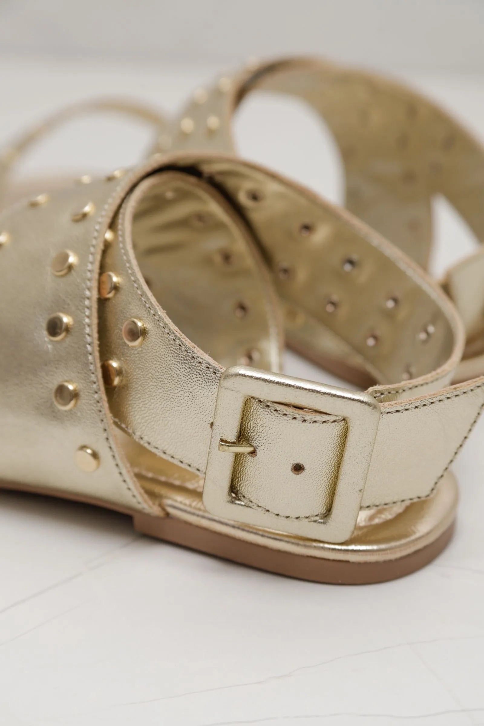 Sandália Rasteira Tiras Cruzadas Rebites DOURADO