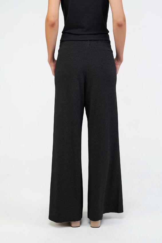 Calça pantalona moletim recorte barra